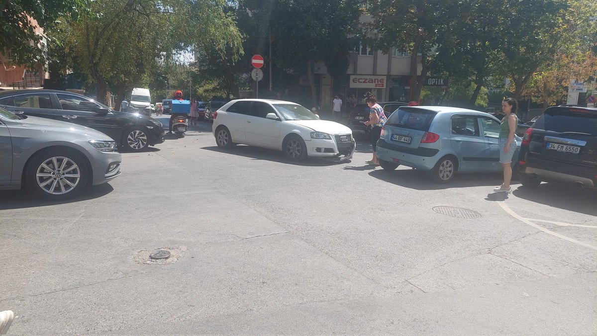 Yine aynı yer yine farklı bir kaza. Lütfen bostanci mahallesi gumuscu Sokak ile vukela caddesi kesisimine  araçların yavaslamalari için set koyunuz. Bu 1 ay içinde kaçıncı kaza bilemiyoruz,kimse canından olmasın. <a href="/kadikoybelediye/">Kadıköy Belediyesi</a> <a href="/istanbulbld/">İstanbul Büyükşehir Belediyesi</a>
