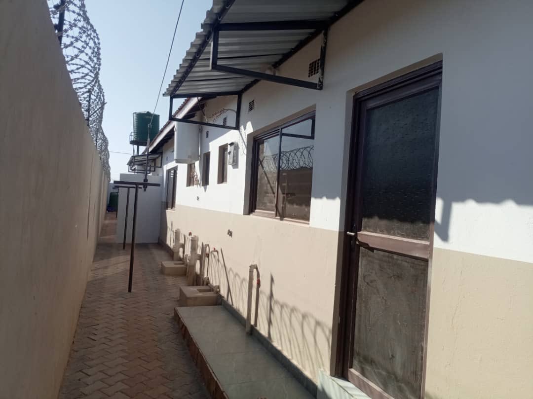 PropaEstates's tweet photo. K7500 - Newly built 2 Bedroomed master self contained Flat for rent in Lilayi near the Texila University 

*Modern inbuilt fittings 
*Paved yard 
*Automated gate 
*Electric and razor wired fence
*Borehole 
*Dinning
*Geyser
*dermacated back yard 

Contact 0971090735 https://t.co/JuopzJJNZU