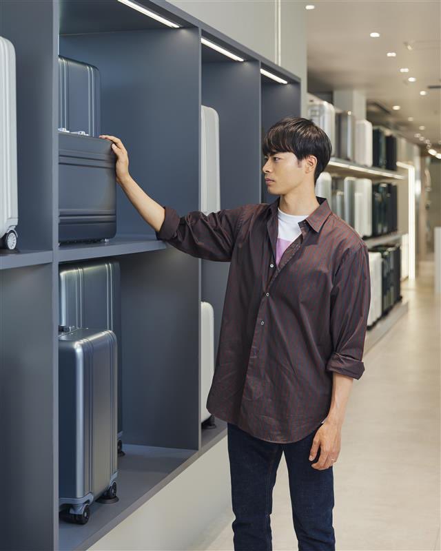 世界で活躍するプロサッカー選手の三笘薫。人生を追求する彼の旅路に寄り添うのは、ゼロハリバートンのラゲージコレクション。

zerohalliburton.jp/pages/kaorus-c…