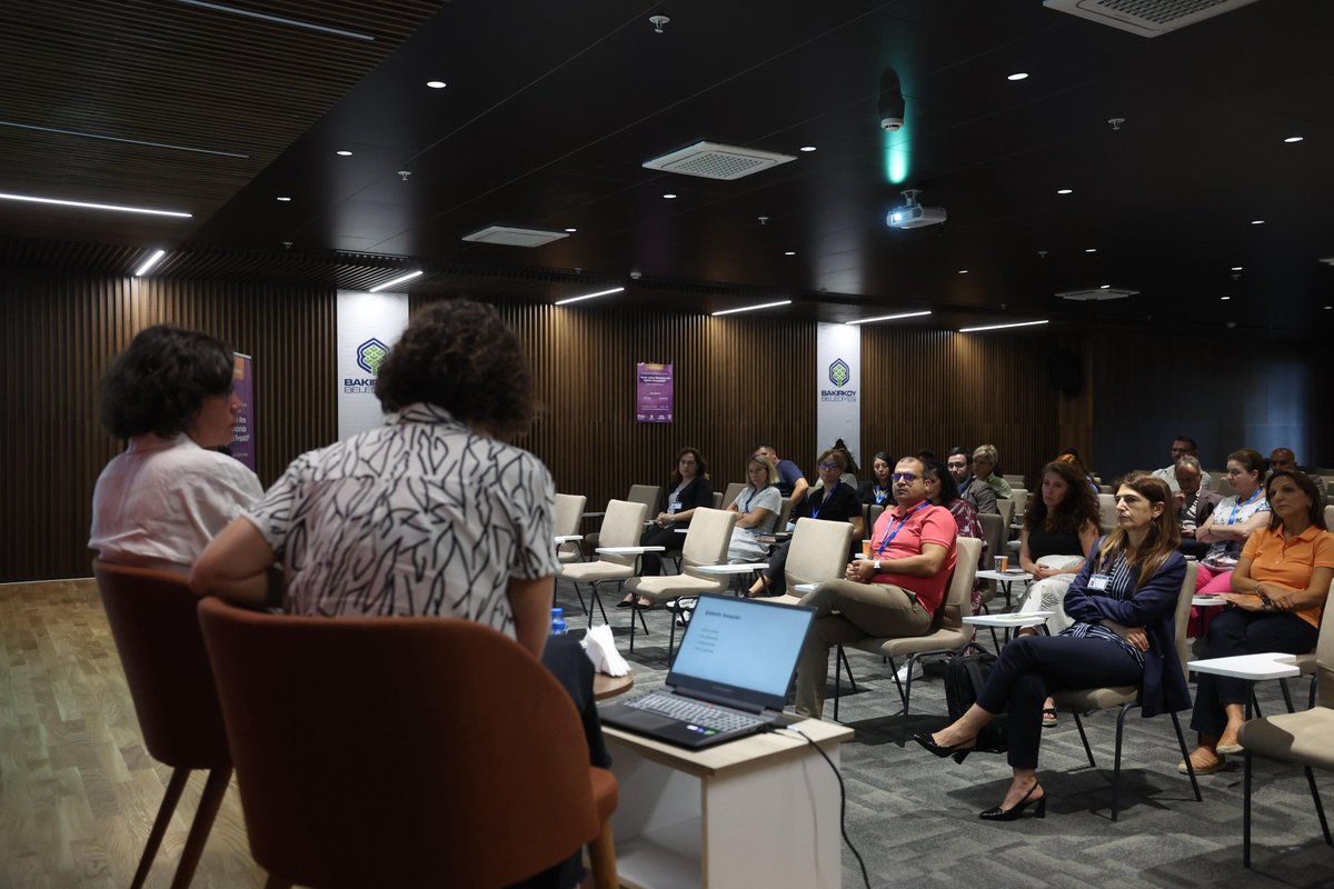 Bakırköy Belediyesi Toplumsal Cinsiyet Eşitliği ilkesiyle yönetiliyor!

Hukuk İşleri Müdürlüğümüze bağlı Eşitlik Birimimiz Mor Çatı Kadın Sığınağı Vakfı işbirliği ile tüm idari kadrolarımıza yönelik, “Karar Alma Süreçlerinde Eşitlik Perspektifi” konulu kurum içi eğitim semineri