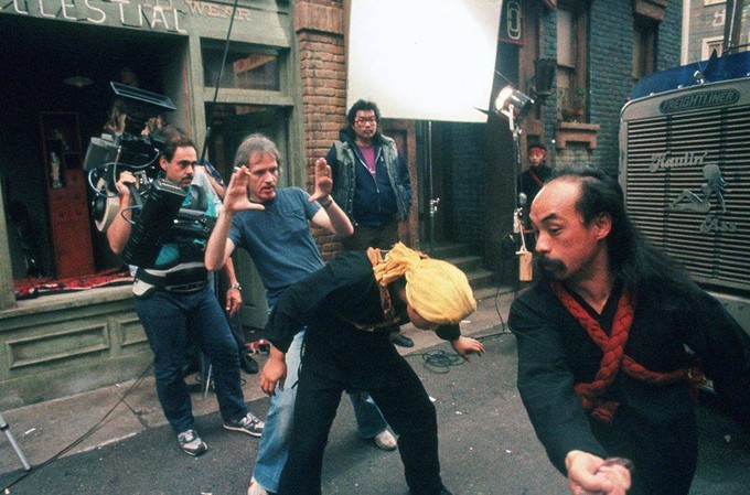 ATRightMovies's tweet photo. JOHN CARPENTER directing a fight scene from Big Trouble In Little China (1986). https://t.co/p4BPhY2kux