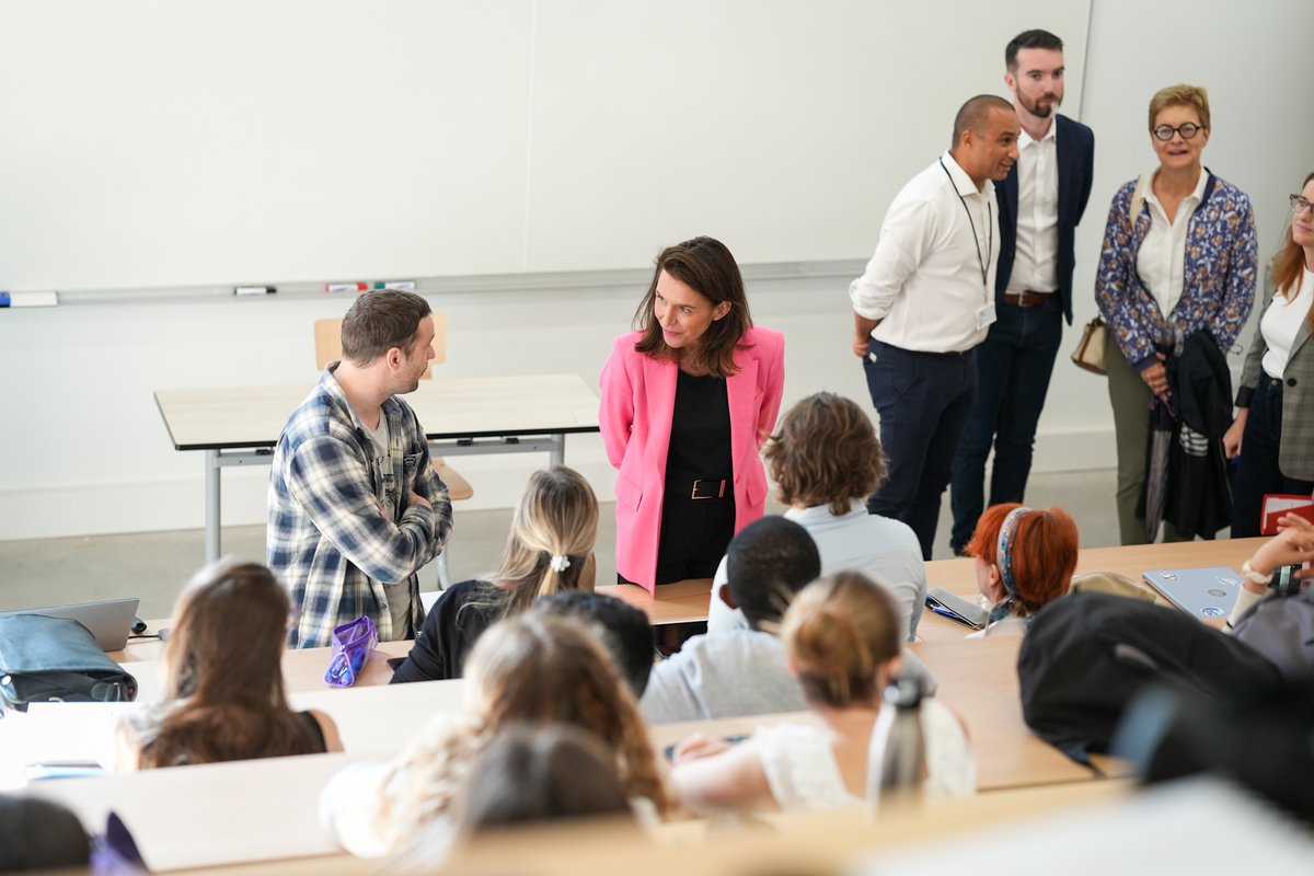 Rentrée 2025 : riches échanges avec les étudiants du pôle de formation paramédicale à Saint-Nazaire.
👉 Ils bénéficient d’un cadre de formation amélioré grâce à la construction d’un nouveau bâtiment co-financé par la Région, le Centre Hospitalier et la Ville de Saint-Nazaire.
