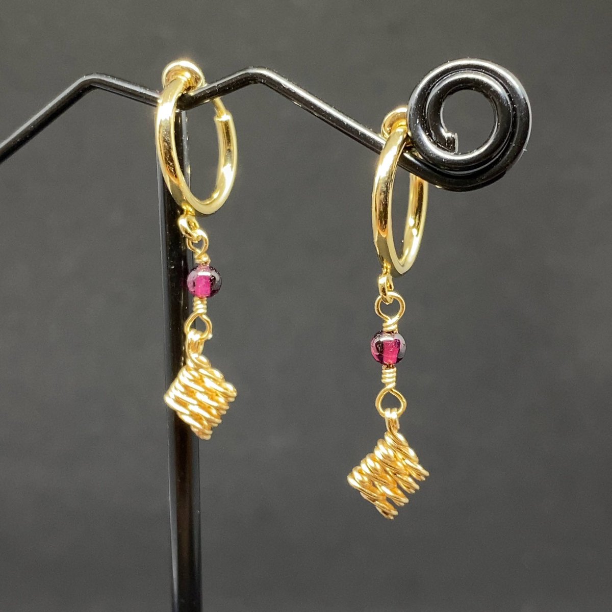 ItsukiSogyoku's tweet photo. たまには何か宣伝しなきゃいけない気がします…

私、ワイヤーでアクセサリーを作る者です。

現在は指輪だけ、大阪・中崎町にあるハンドメイドショップiroiroさんで委託販売しております。

イベントだとピアス・イヤリング・ネックレスなどもあります。
直近の予定では9/28難波神社(大阪・御堂筋沿い。本町〜心斎橋のちょうど中間地点)で開催される『神社de開運マルシェ』に出店予定

どうぞ宜しくお願いします🙇‍♀️