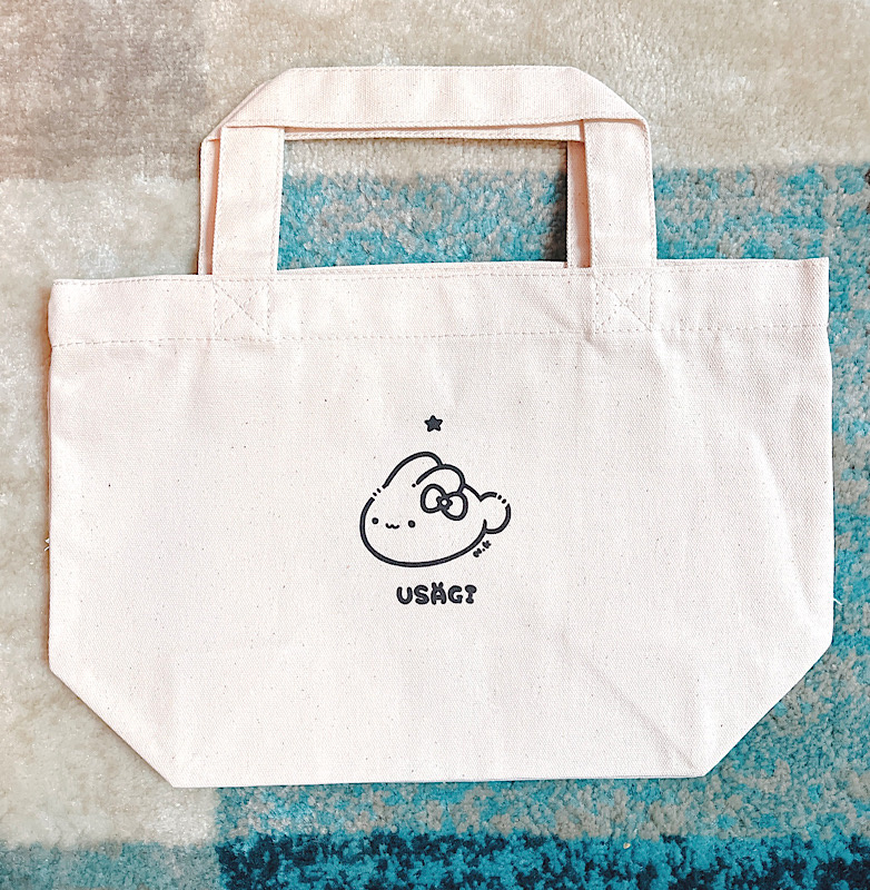 個展グッズ③
▶️ランチトートバッグ
本体：横30cm×高20cm×マチ10cm
柄部分は少し焦茶っぽい色合いになっていてかわいい〜です！
🐰kamuicaferabbit