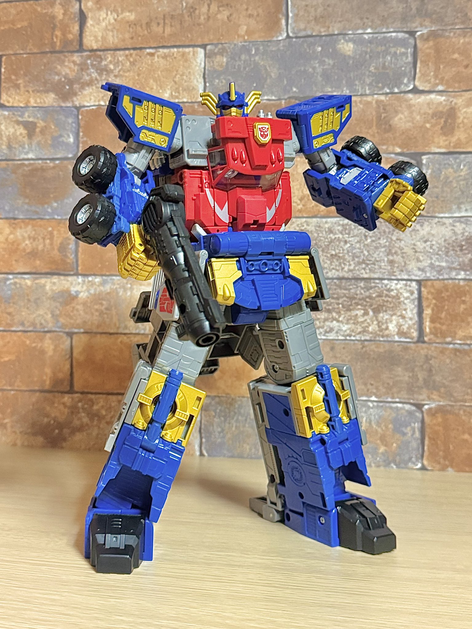 非正規カスタム品　エネルゴンユニバース風オプティマスプライム レビュー：TFジェネレーションズ レガシー エヴォリューション