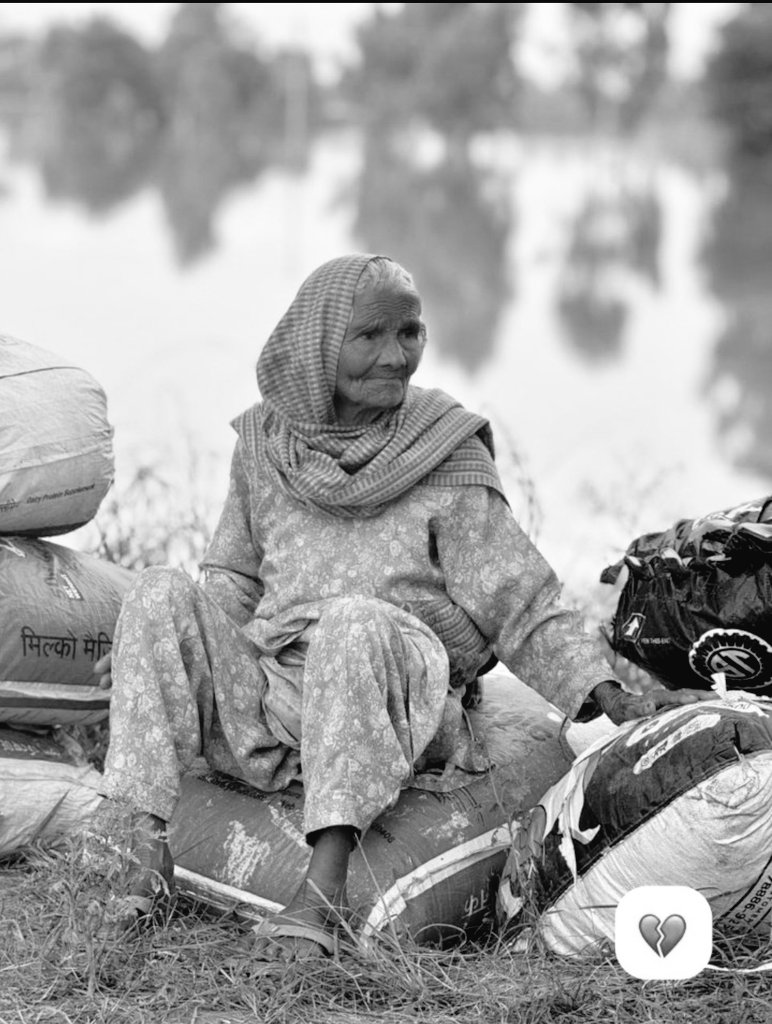 OneSpiritedSoul's tweet image. ਹੜ੍ਹ ਦਾ ਪਾਣੀ ਸਾਡੇ ਘਰਾਂ ਨੂੰ ਛੂਹ ਗਿਆ, ਪਰ ਦਿਲ ਨਾ ਹਾਰੀਏ,
ਸਿੱਖੀ ਦੀ ਰੂਹ ਵਿੱਚ ਬੱਸੇ ਹਨ ਸਾਹਸ, ਸੇਵਾ ਅਤੇ ਸਨੇਹੀ।
ਲੰਗਰ ਲਾਈਏ, ਹੱਥ ਵਟਾਈਏ, ਪੰਜਾਬ ਨੂੰ ਮੁੜ ਉਸਾਰੀਏ!
#PunjabFloods #ChardiKala #SikhUnity