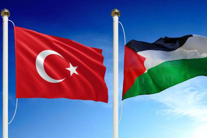🔴Hamas kaynağı: 

Hamas’ın Türkiye’de resmi olarak siyasi veya askeri bir karargah kurmasına izin verilmiyor.

Üst düzey yetkililerin üç aydan fazla Türkiye’de kalmasına izin verilmiyor.

Mutabakatlardan en ufak bir sapma, Hamas’ın ülkeden hemen atılmasına neden olabilir.

-