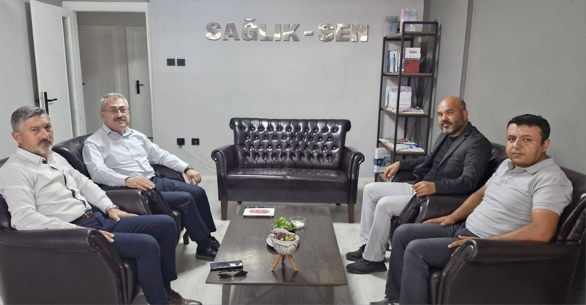 Memur-Sen Muğla İl Başkanı Özcan Çiçek, Eğitim-Bir-Sen Muğla Şube Başkanı Önder Uçak Diyanet-Sen Muğla İl Başkanı M.Ali Sayıntopçu'yu Mevlid-i Nebi Haftası dolayısıyla ziyaret ederek Başkanlığımızın eserlerinden haftanın teması "Peygamberimiz ve Aile Ahlakı" kitabını takdim ettik