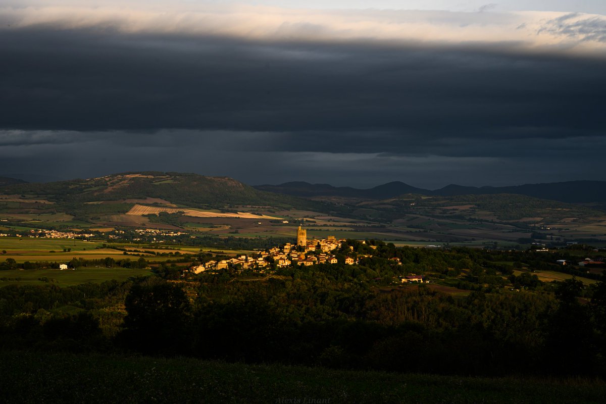 Quelques photos des orages de cette nuit et ce matin dans le Puy de dôme.
Longtemps que je voulais la foudre avec le village de Montpeyroux, c’est chose faite !
#orage #auvergne