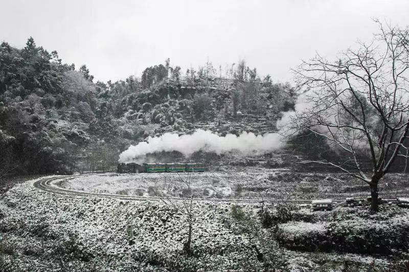 今年中か来年の初め頃、中国四川省の嘉陽鉱鉄(旧芭石鉄路)で鉄道愛好家向けのイベントを開催します。狭軌蒸気機関車の運転体験と貸切列車への乗車、車庫での撮影会などを実施する予定です。もし興味があれば参加希望者専用のグループチャットに招待しますので、私に返信かDMでご連絡ください。