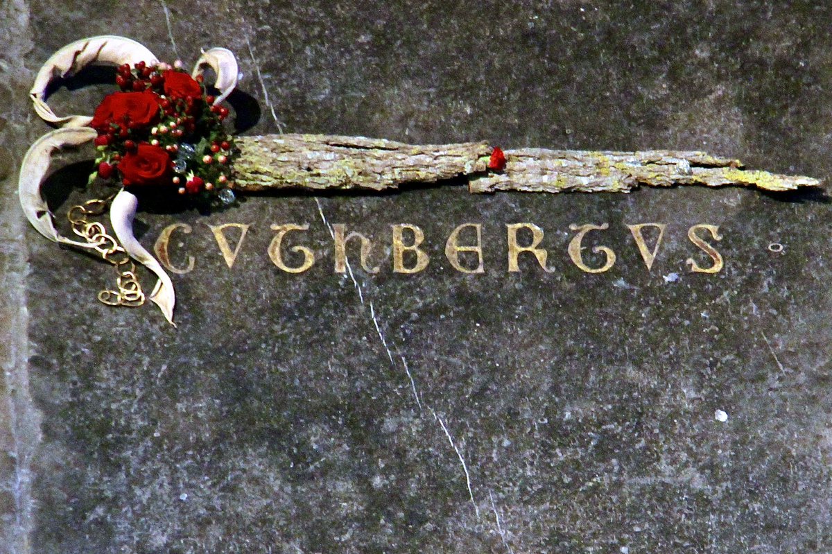 MichaelSadgrove's tweet image. Today is the Feast of the Translation of the Relics of St #Cuthbert. It commemorates the inauguration of the original shrine in the 10th century Anglo-Saxon ‘White Church’ at Durham &amp;amp; then the placing of his relics in the new shrine in the present Norman @durhamcathedral in 1104.