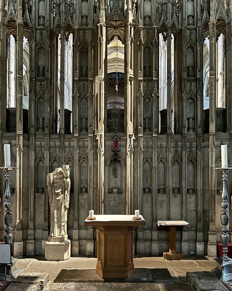 MichaelSadgrove's tweet image. Today is the Feast of the Translation of the Relics of St #Cuthbert. It commemorates the inauguration of the original shrine in the 10th century Anglo-Saxon ‘White Church’ at Durham &amp;amp; then the placing of his relics in the new shrine in the present Norman @durhamcathedral in 1104.