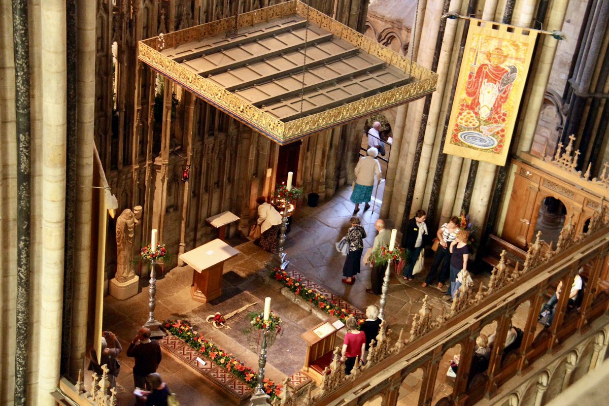 MichaelSadgrove's tweet image. Today is the Feast of the Translation of the Relics of St #Cuthbert. It commemorates the inauguration of the original shrine in the 10th century Anglo-Saxon ‘White Church’ at Durham &amp;amp; then the placing of his relics in the new shrine in the present Norman @durhamcathedral in 1104.