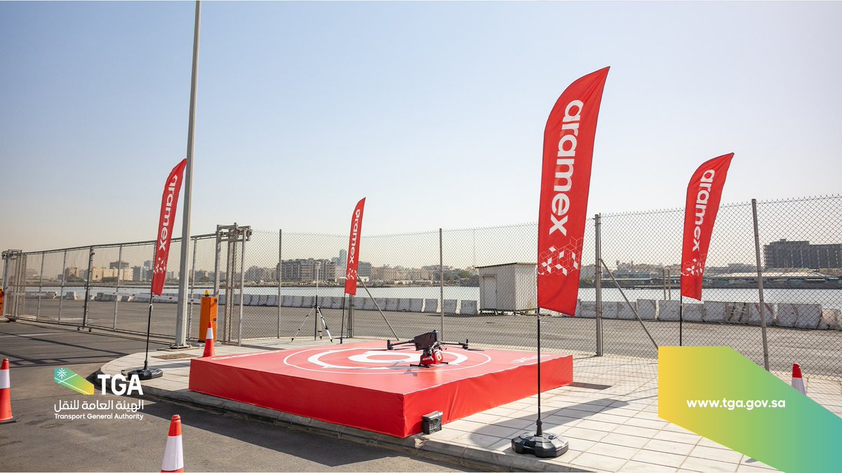 Saudi_TGA's tweet image. معالي رئيس  #الهيئة_العامة_للنقل_TGA المكلف د. رميح الرميح يرعى تنفيذ تجربة توصيل الطرود باستخدام الطائرات بدون طيار، وذلك بالشراكة مع أرامكس، امتدادًا لجهود الهيئة في تنظيم قطاع البريد ودعم الابتكار وتعزيز مرونة المنظومة اللوجستية.

H.E. Dr. Rumaih Al-Rumaih sponsored the launch…