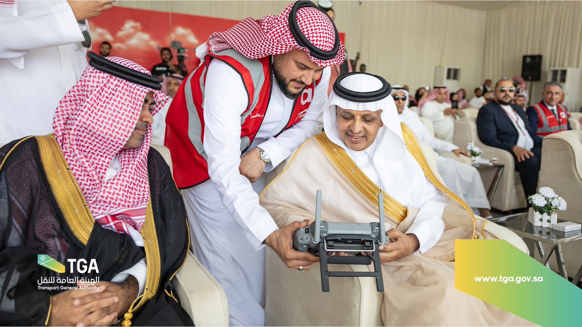 Saudi_TGA's tweet image. معالي رئيس  #الهيئة_العامة_للنقل_TGA المكلف د. رميح الرميح يرعى تنفيذ تجربة توصيل الطرود باستخدام الطائرات بدون طيار، وذلك بالشراكة مع أرامكس، امتدادًا لجهود الهيئة في تنظيم قطاع البريد ودعم الابتكار وتعزيز مرونة المنظومة اللوجستية.

H.E. Dr. Rumaih Al-Rumaih sponsored the launch…