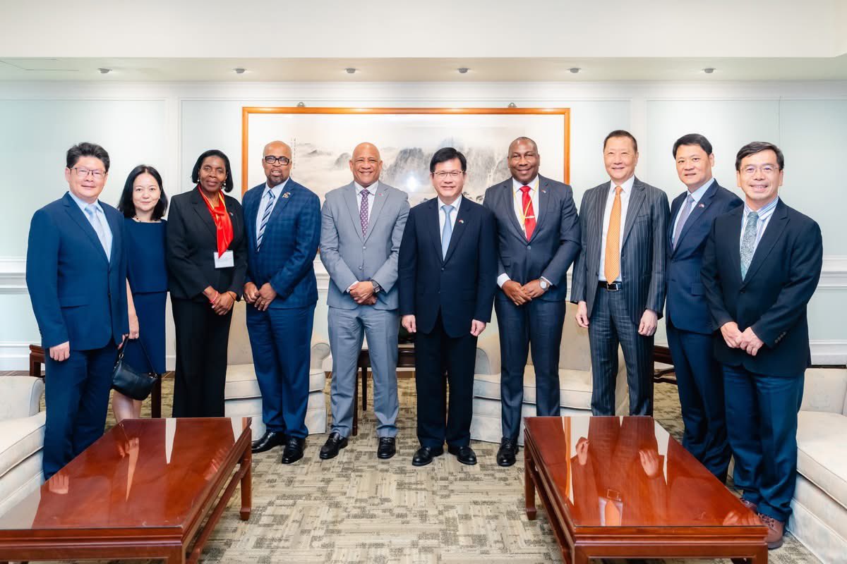 chia_lung's tweet image. Honored to host St. Lucia DPM @ErnestHilaire &amp;amp; his delegation in Taiwan. From tourism, education, ICT, healthcare, security to youth empowerment, #Taiwan–#SaintLucia ties are growing stronger, paving the way for a brighter future.