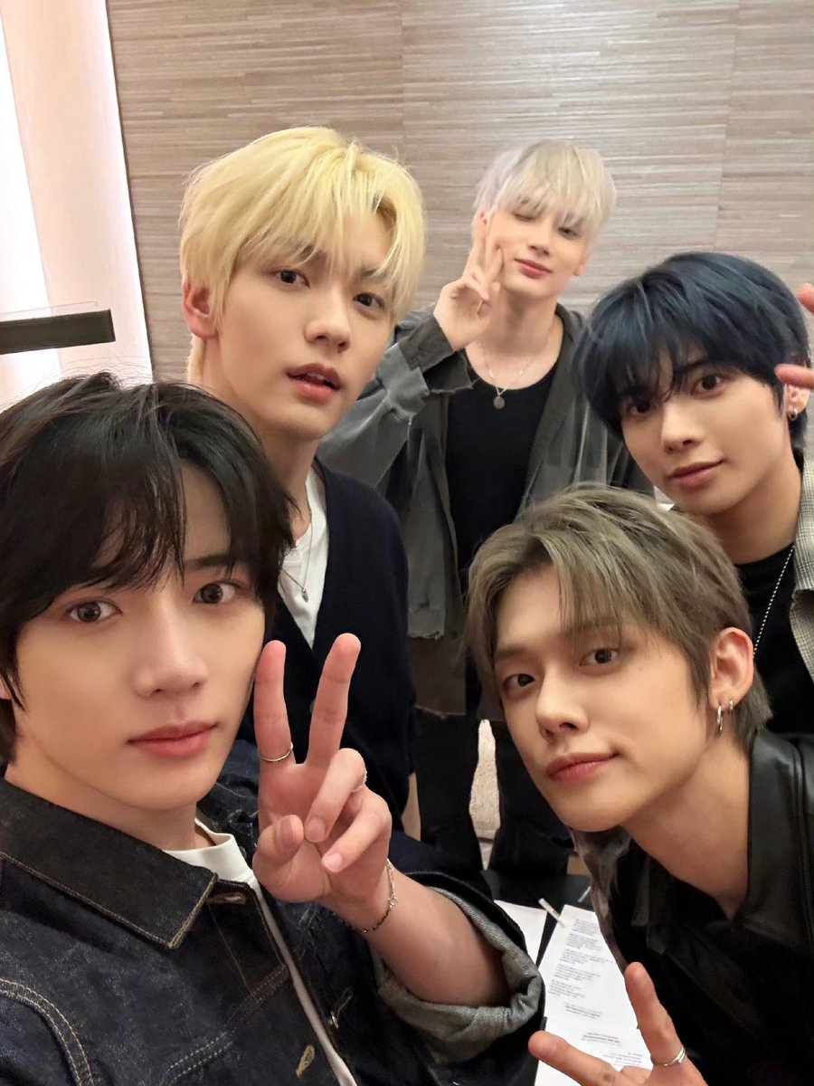 NEW OT5 SELCA FROM BEOMGYU ON WEIBO!! 🥹