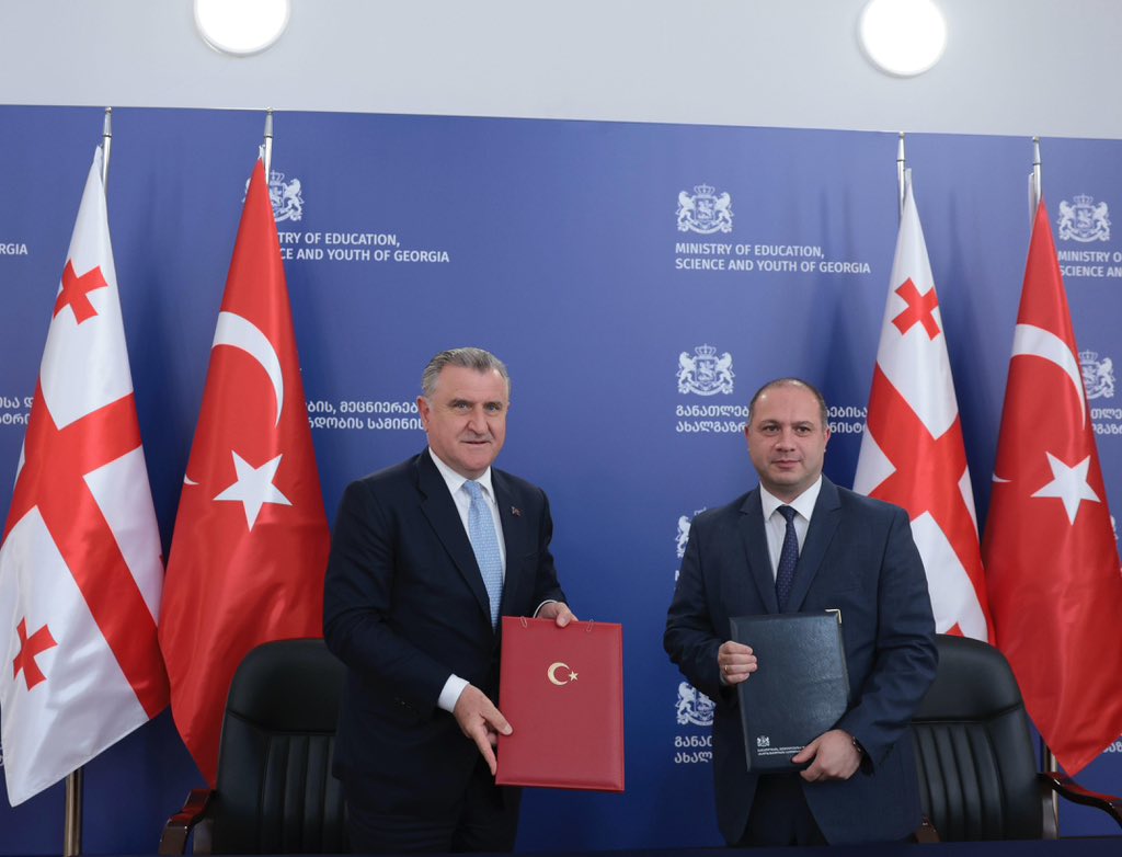 Gürcistan Eğitim, Bilim ve Gençlik Bakanı Sayın Givi Mikanadze ile verimli bir toplantı gerçekleştirdik.

İki ülke arasındaki gençlik faaliyetlerini güçlendirmek ve iyileştirmek için mutabakat zaptımızı imzaladık 🇹🇷🤝🏻🇬🇪

Hayırlı uğurlu olsun…