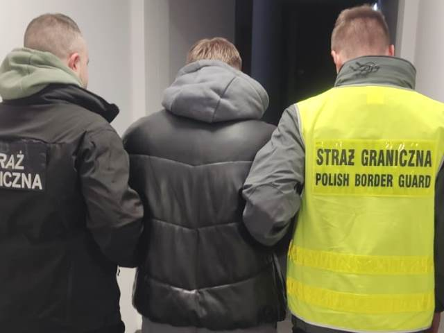 UkroWatch's tweet photo. Organizator nielegalnej migracji i członek grupy przestępczej zatrzymani na warszawskich lotniskach

30-letni Ukrainiec oraz 36-letni Rumun poszukiwani czerwoną notą Interpolu i ENA zostali zatrzymani przez funkcjonariuszy Straży Granicznej. 

https://t.co/CEznqxhMj8 https://t.co/sCEGzQbZIa
