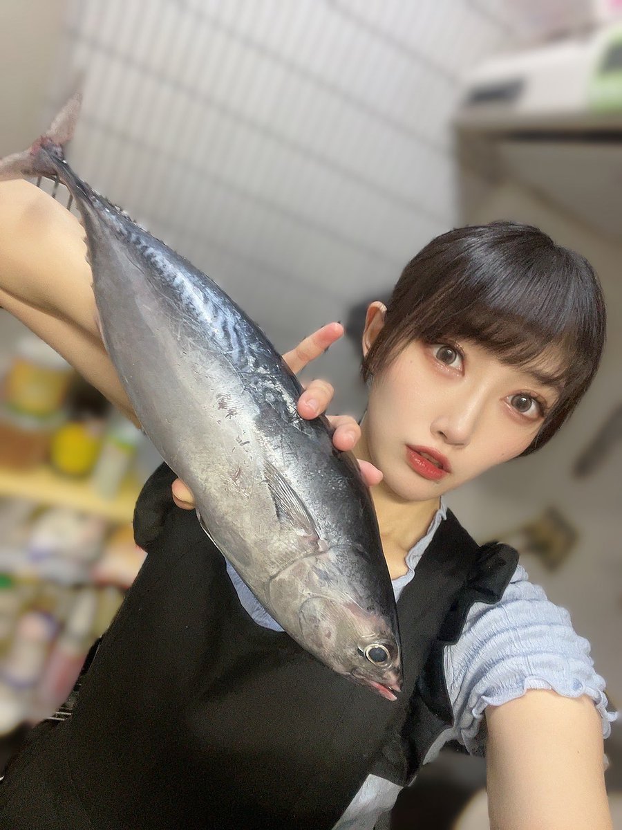 今日も元気に労働してます🐟

今日の海鮮丼に載せた子と一緒に📸