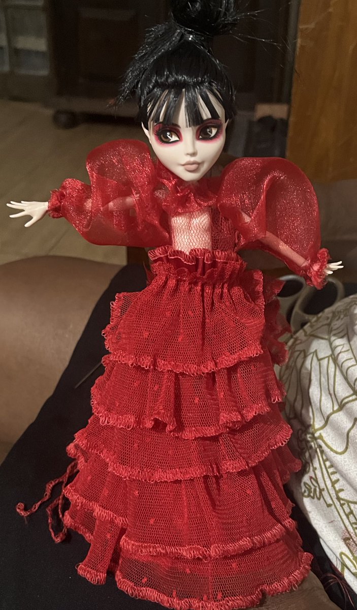 Vampireg0th4's tweet image. o processo do vestido que minha mãe fez pra minha Lydia, ela costurou tudo a mão e ficou tão pitiquinho!🫶💕
vou postar isso em tudo em qualquer canto pra mostrar o trabalho incrível da minha mãe e enaltecer o talento dela
