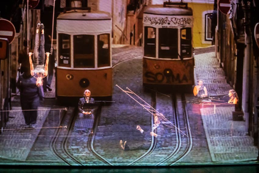 Teatro_Arriaga's tweet image. EL FINGIDOR antzezlanak eszenaratze poetikoki onirikoa eta zehatza proposatzen du, Fernando Pessoa egile portugaldarraren bizitza- eta sormen-kosmosa adierazteko.
Zirkua, musika eta hitzak.
🗓️Urriak 23
🎟️ goo.su/SxhuxD
@joana_gomila @Manual_sccl @hoteliocandi 
#Bilbao