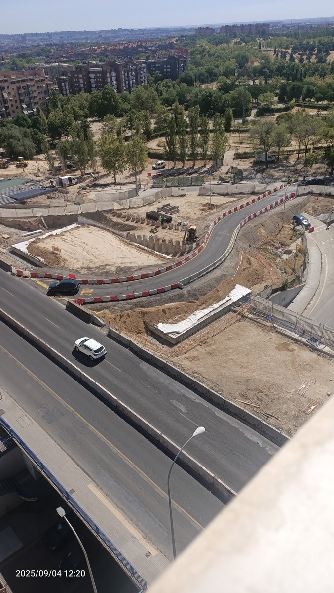 <a href="/victorvj06/">Victor Valle</a> <a href="/SeguimosObrasA5/">Seguimos Obras A5</a> Pues acaban de abrir el nuevo acceso a la A5 a la altura del tunel de los yebenes y ya han cerrado el que había. Supongo que con este nuevo acceso ya no se quedará ningún autobús enganchado como el pasado lunes.