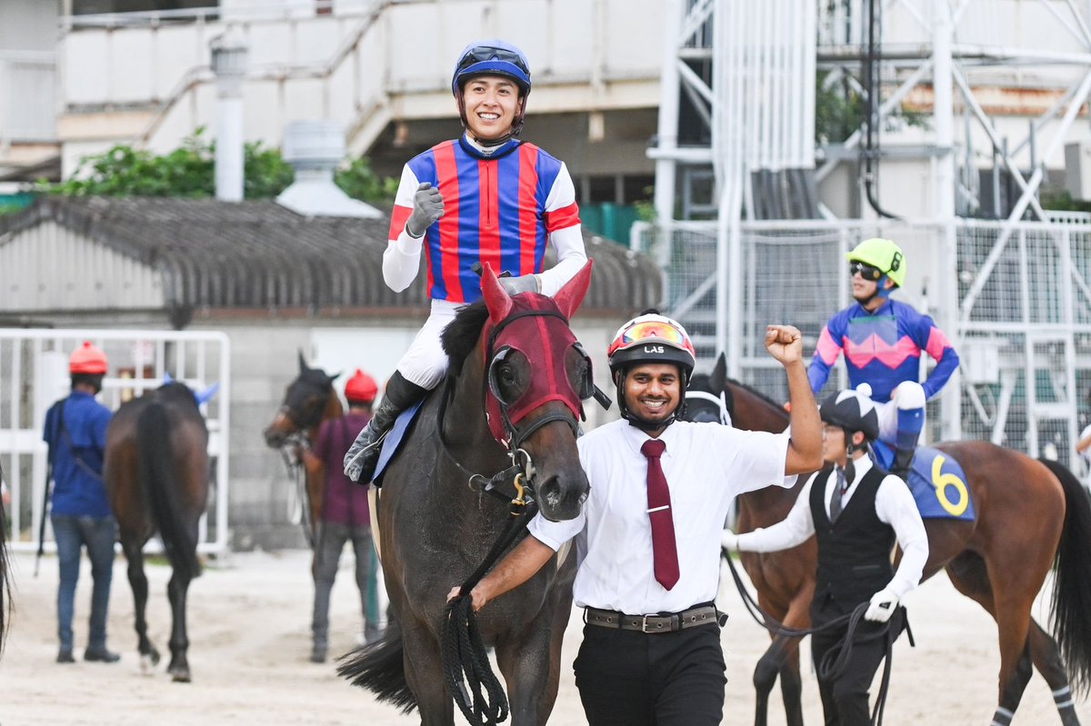 ブーケドグレイス🐎
クビ差凌いで2勝目✌️

盛本厩舎どうなった？
今日2勝目、先週から7勝目

流れが来てるぞ！
900勝のお祝いの花を厩舎に飾ってからかな🤗

owner  
（株）ノルマンディーサラブレッドレーシング
jockey  鴨宮祥行
breeder  小田牧場
pre training  ノルマンディーファーム
（敬称略）