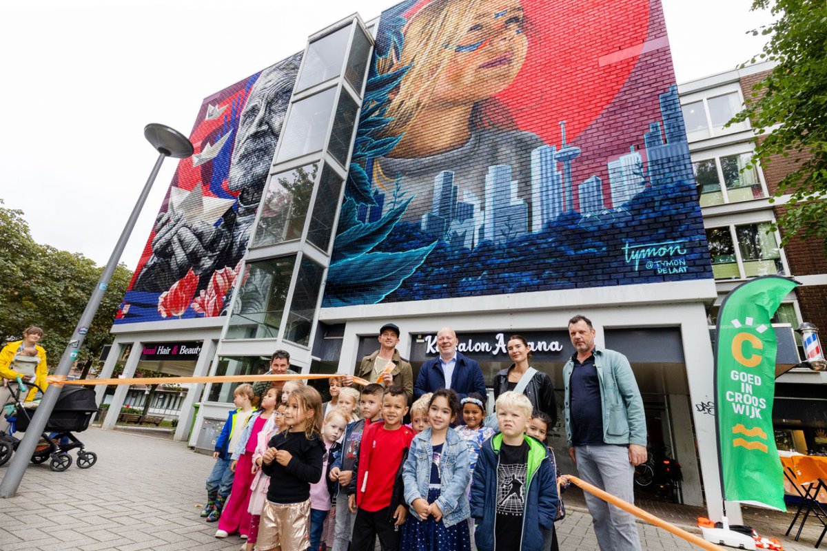 Gisteren heb ik samen met Lina-Lou Bakker (leerling Talma basis school) de muurschilderingen aan de Crooswijkseweg ‘onthuld’. Dit is een project binnen de winkelstratenaanpak en zorgt voor een positieve uitstraling. De bewoners zijn actief betrokken geweest.