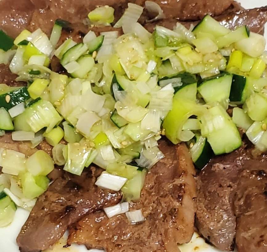 今日のきゅうりです

「豚たんにねぎきゅうり塩だれをかけました」です🐷🥒
初めてねぎ塩だれ作りました
きゅうりで食感アップしてみました

かんぱーい🍹