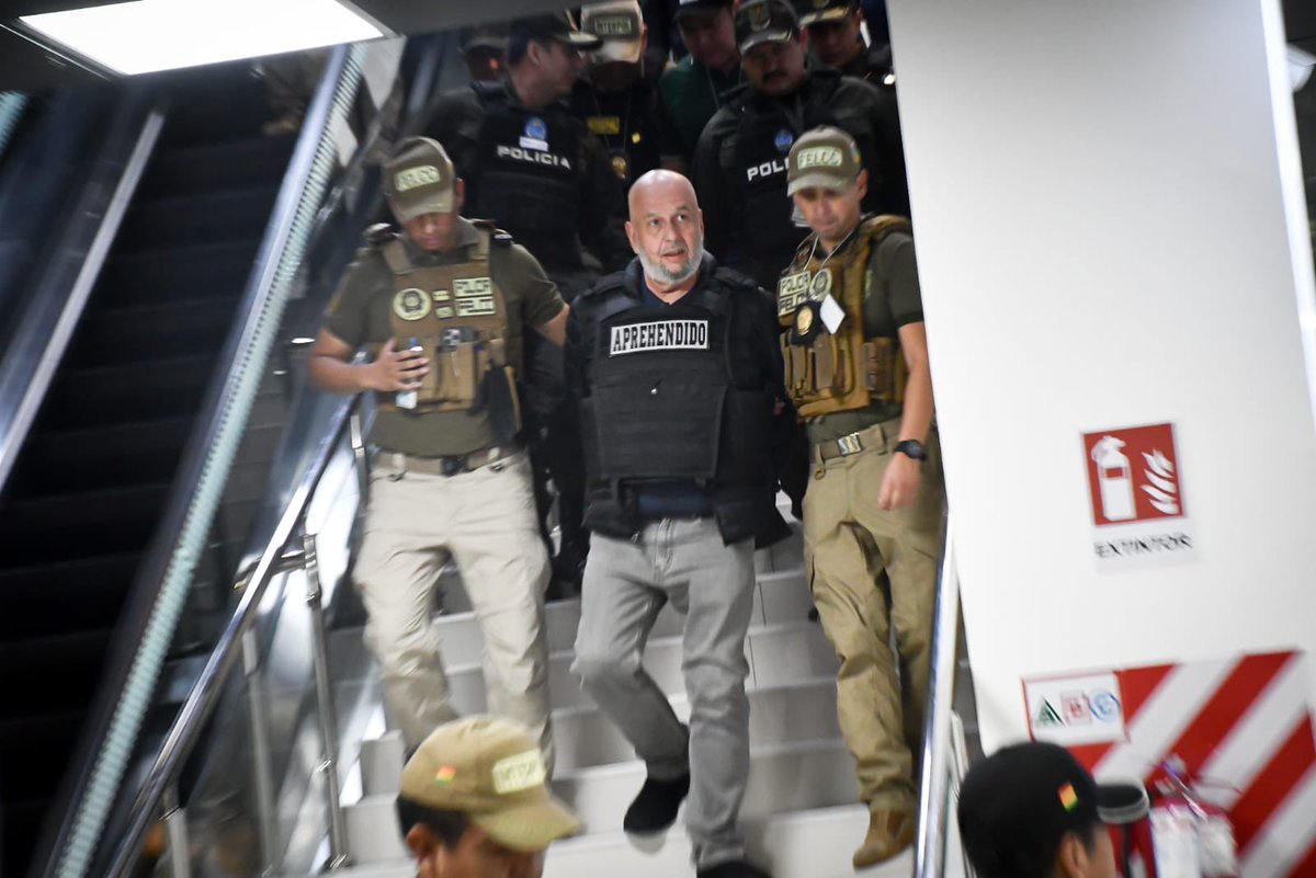 YA LLEGÓ MURILLO A SANTA CRUZ 
Era el más poderoso del gobierno de Jeanine , llega para pagar en la cárcel 
Ya tiene dos sentencias , seguirán sus procesos 

¿A qué penal debería ir?