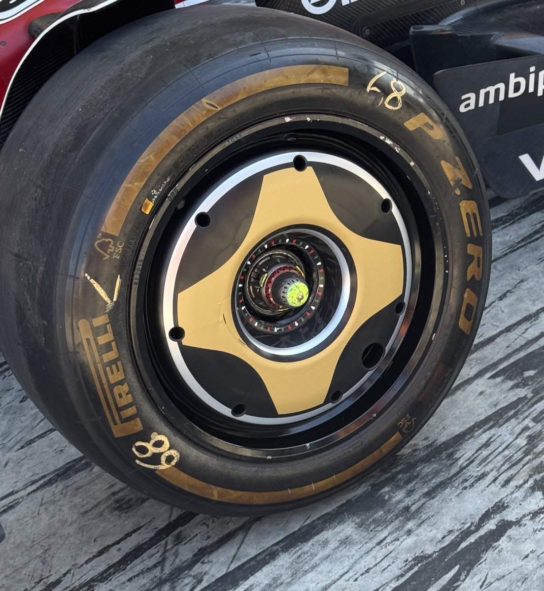 El Ferrari con la decoración para Monza. Me encanta

The Ferrari with Monza’s livery. I love it 
#f1 #monza