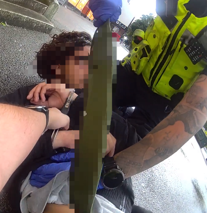 GuardianWMP's tweet photo. #Arrest 

Team 2 have had a productive day again, this time in #AcocksGreen

2 youths stopped on opposite sides of the same street.

The 1st is well known to us, was detained after a struggle with a machete, the 2nd stopped with a combat knife in his bag.

#LifeOrKnife
#Police https://t.co/TRWkOeZ0uU