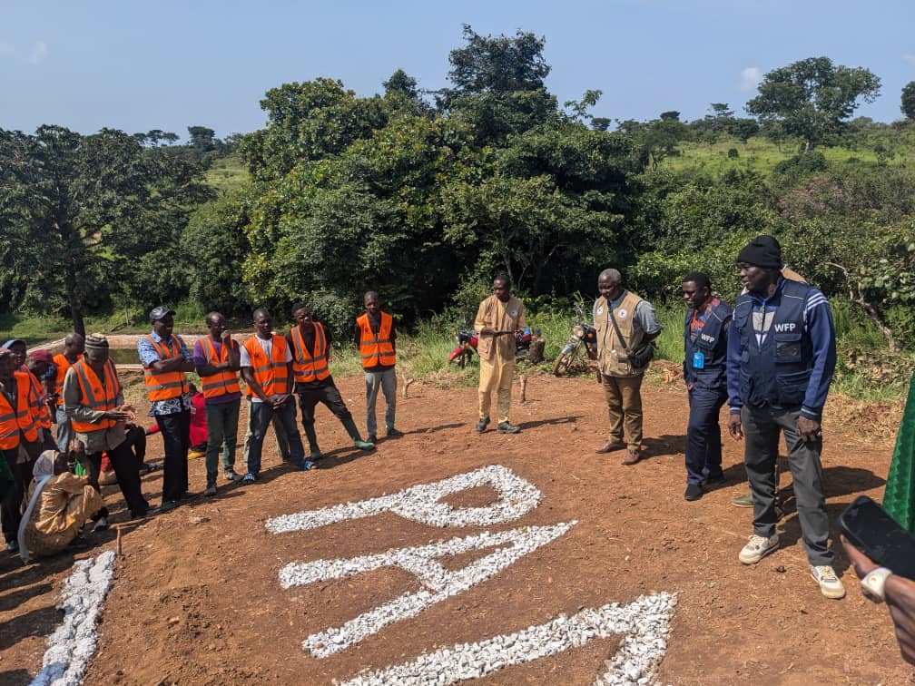 WFP_Cameroon's tweet photo. #Cameroon🇨🇲
At the Baszer site in Adamawa, the @WFP is supporting 103 ️households, 70 percent of which are led by women, through the Emergency Project to Combat Food Crisis in 🇨🇲 (#PULCCA).
Key achievements at this site include:
✅ A completed community storage facility, reducing post-harvest losses and improving #foodsecurity.
✅ A rehabilitated and functional community fishpond, a source of nutritious food and income for the most vulnerable.
The infrastructure, built with local materials and adapted to the local context, are complemented by ongoing training provided by #WFP partners.
#ChangingLives
#SavingLives