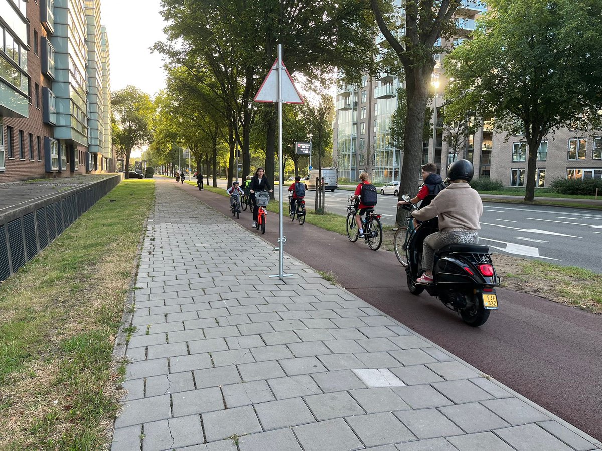 Vanmorgen was de chaos van tegen elkaar in rijdende fietsers en bromfietsers nog groter! Kunnen we nu echt zorgen dat de omleidingen hier morgenochtend veilig zijn <a href="/kapteijns/">arjen kapteijns</a>?