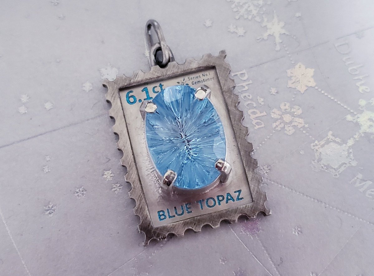 宝石切手ペンダント📮
宝石はブルートパーズ💎
切手サイズに入るのはこのあたりが限界でしょうか？大粒でかなり目立ちます✨