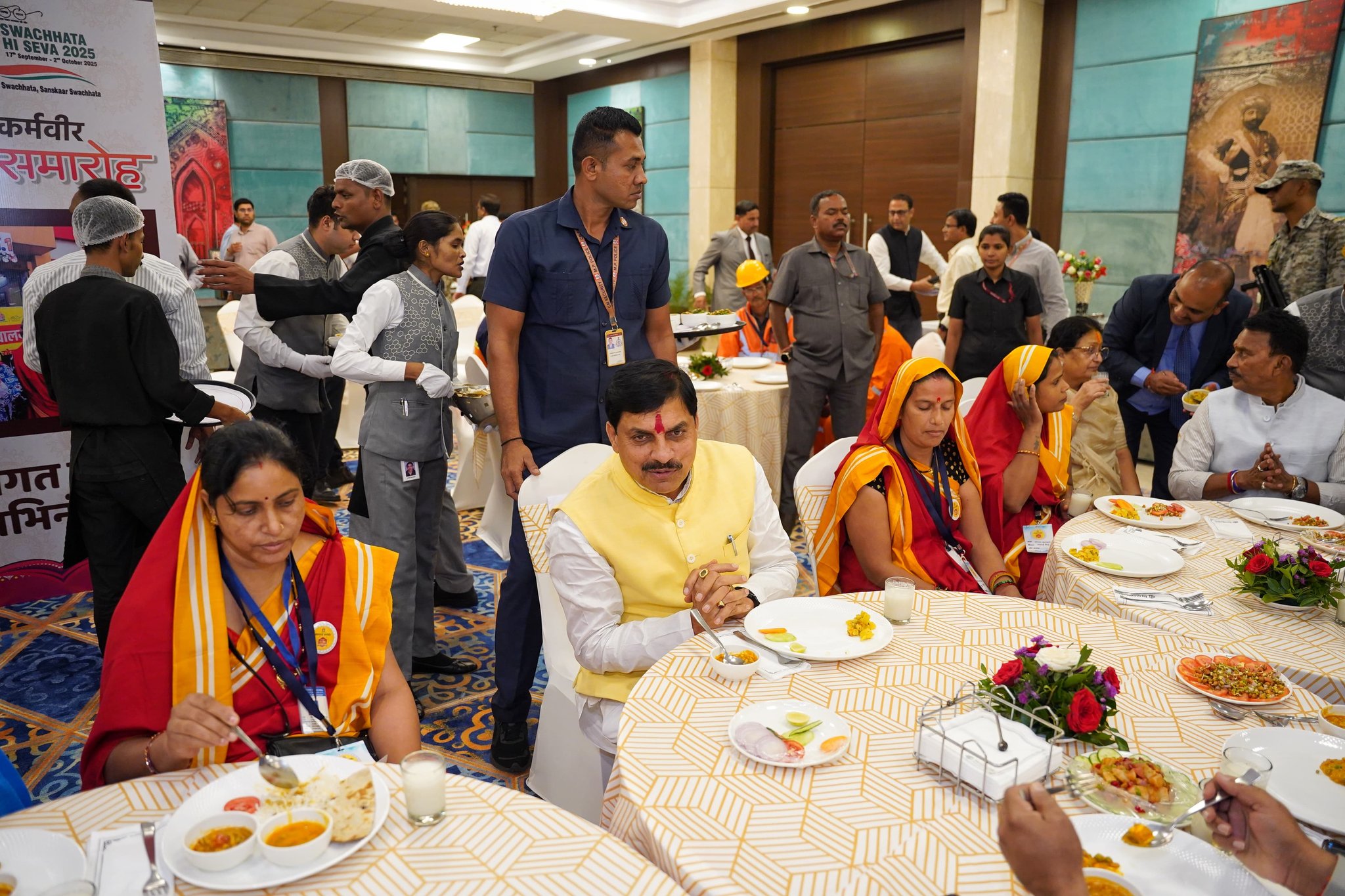 PRO JS Indore on X: ""मुख्यमंत्री डॉ. मोहन यादव ने स्वच्छता कर्मवीरों के साथ बैठकर भोजन किया 🍲🙏 सम्मान और समानता का दिया संदेश।" #JansamparkMP #indore #इंदौर ...