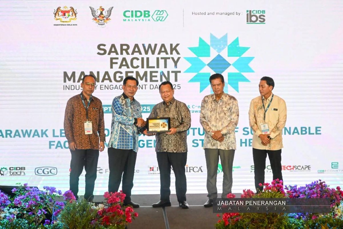 Menteri Kerja Raya, Dato' Sri Alexander Nanta Linggi ketika majlis perasmian Sarawak Facility Management Industry Engagement Day 2025 di salah sebuah hotel di sini, pagi tadi.