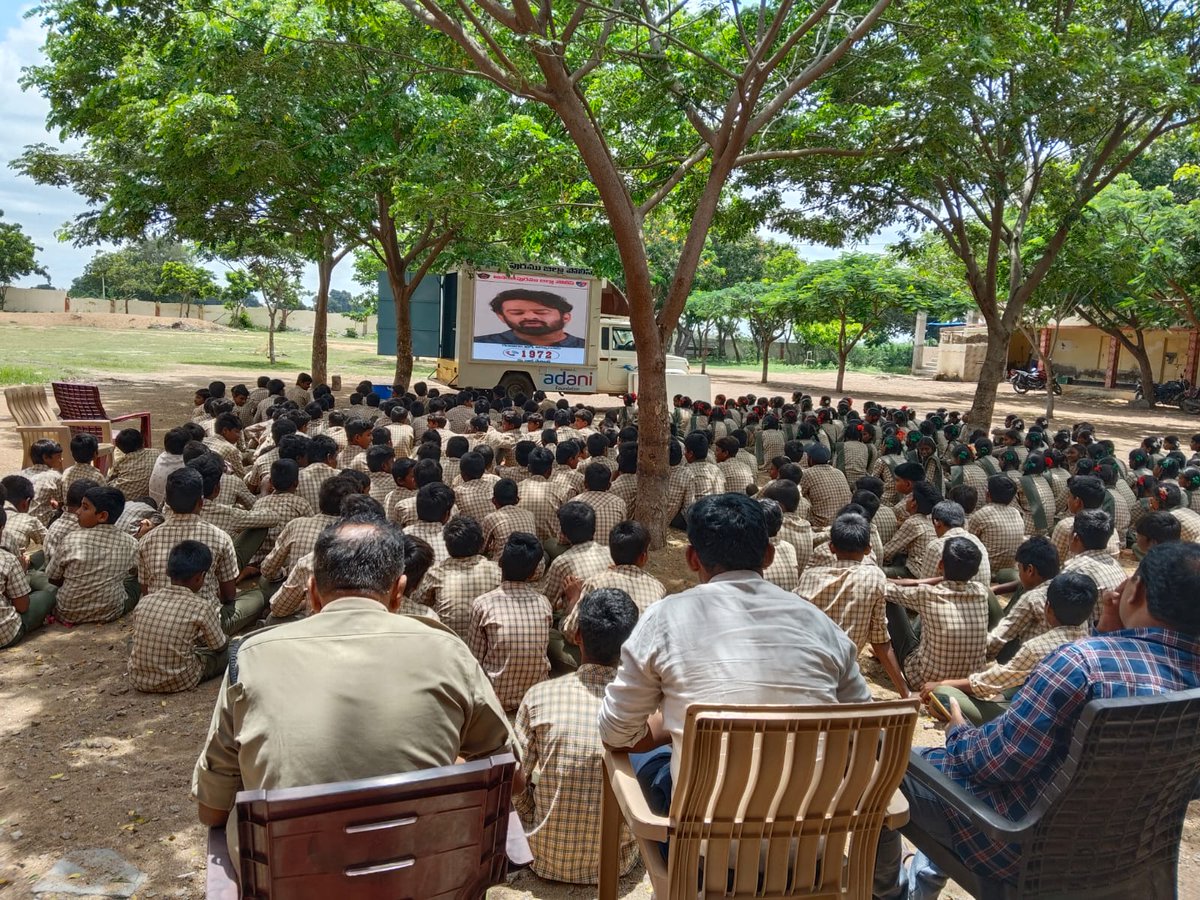 AnantapurPolice's tweet photo. పాల్తూరు జడ్పీ ఉన్నత పాఠశాలలో సురక్ష వెహికల్ ద్వారా సైబర్ నేరాలపై అవగాహన
* జిల్లా ఎస్పీ గారి ఆదేశాలతో విద్యార్థుల్లో చైతన్యం
Andhra Pradesh Police 
#atppolice 
@APPOLICE100 
#DGPAndhraPradesh 
#anantapurpolice 
#CyberSecurity 
#CyberSuraksha 
#apkfilefraud 
#digitalarrestfraud https://t.co/fFpF4TQtX2