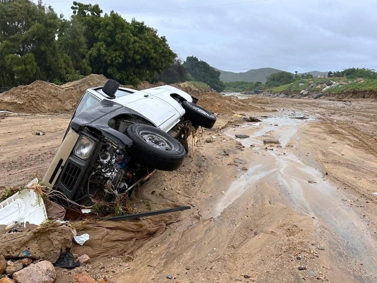 NoticieroSLV's tweet photo. El huracán Lorena causó inundaciones desastrosas en Los Cabos, México. La Guardia Nacional activó el plan de auxilio para apoyar a la población afectada por las fuertes lluvias registradas debido a este fenómeno natural. 

Asimismo, los equipos de emergencia se mantienen retirando escombros en calles y hospitales, además de los vehículos que han quedado varados en diferentes zonas.