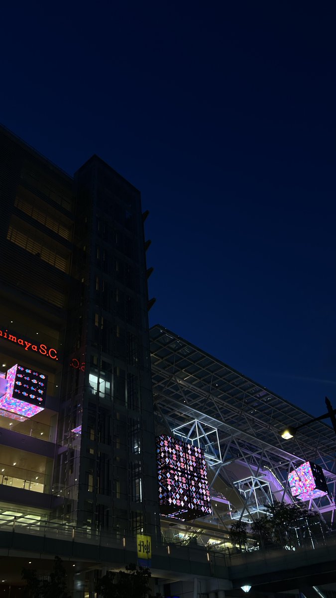 suisuisoyoyo17's tweet image. #NEORT のWSで制作した『ryusei wave』が、二子玉川高島屋の #OpenCube に投影されました🐟🌌

3つのキューブすべて異なる映像が流れ、スタイルもランダムに切り替わるので、何度見ても飽きずに楽しめる仕掛けです。

作品概要は公式サイトで掲載中です！💫

#p5js 

neort.io/playlists/d2jc…