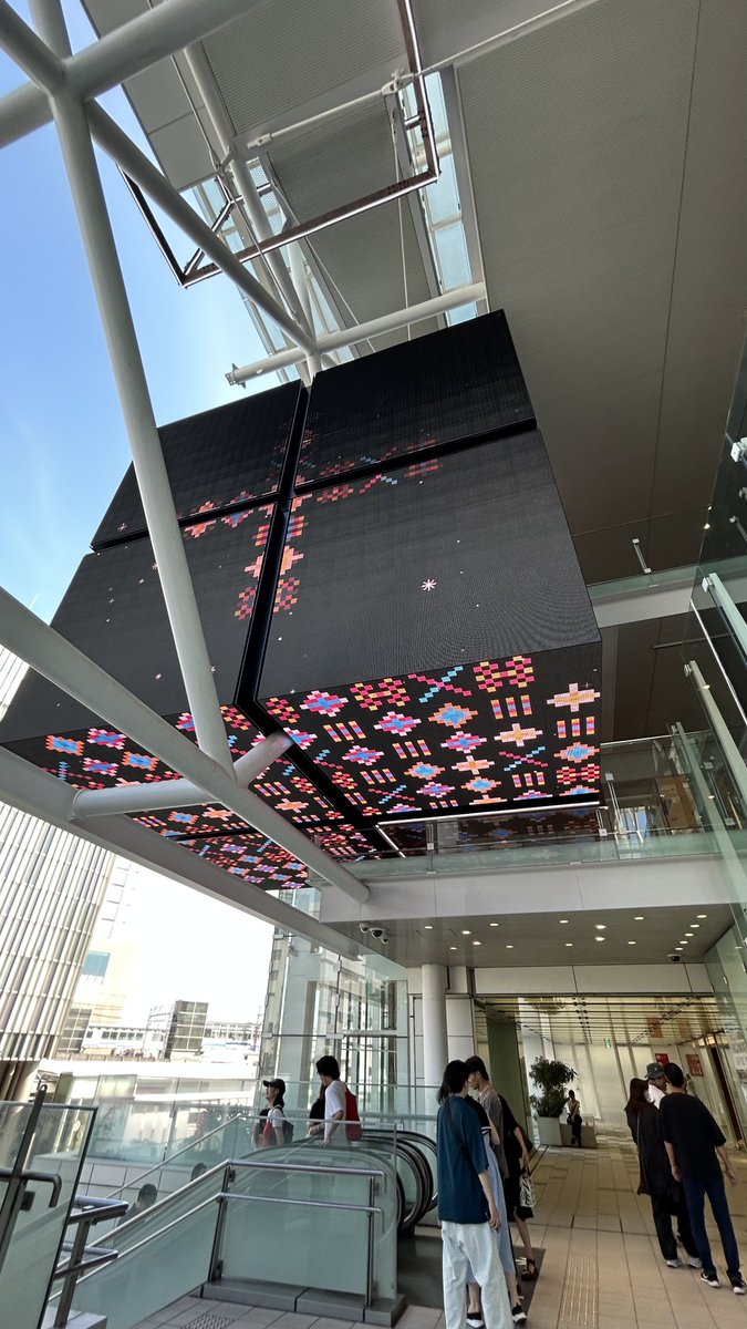 suisuisoyoyo17's tweet image. #NEORT のWSで制作した『ryusei wave』が、二子玉川高島屋の #OpenCube に投影されました🐟🌌

3つのキューブすべて異なる映像が流れ、スタイルもランダムに切り替わるので、何度見ても飽きずに楽しめる仕掛けです。

作品概要は公式サイトで掲載中です！💫

#p5js 

neort.io/playlists/d2jc…