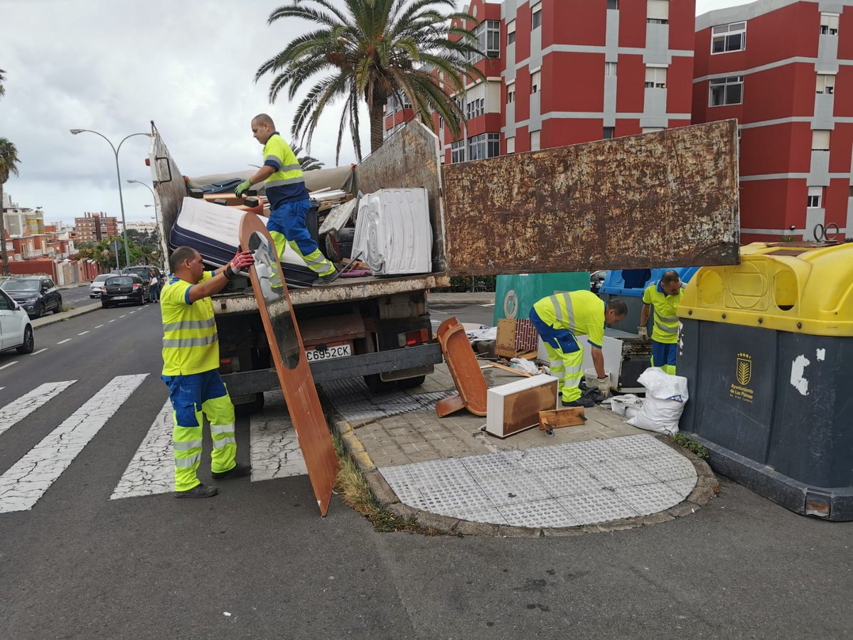 LimpiezaLPGC's tweet photo. Ayer, actuación especial de limpieza y retirada de vertidos de #escombros, #trastos y otros residuos en #LasMesas y #BarrioAtlántico.
Sin colaboración ciudadana es complicado mantener los barrios limpios. https://t.co/SXwDaF70RP
