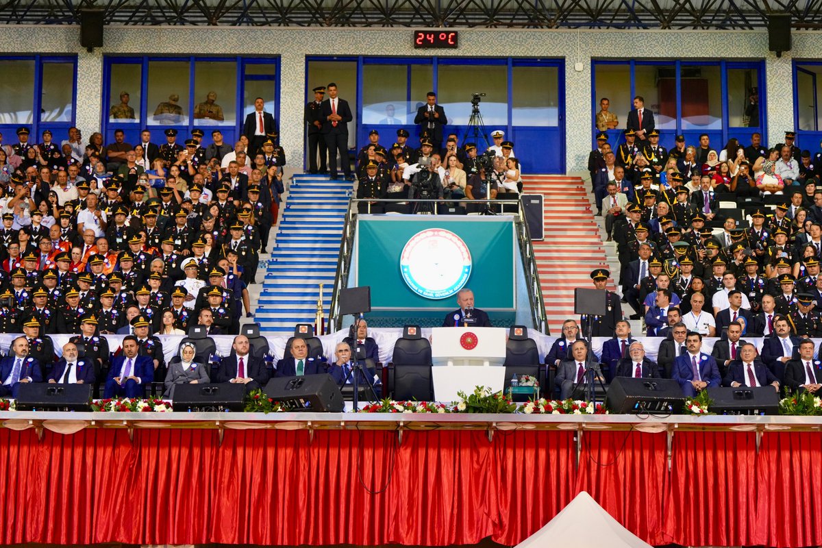 📍 JANDARMA VE SAHİL GÜVENLİK AKADEMİSİ MEZUNİYET TÖRENİ 

Genel Başkanımız ve Cumhurbaşkanımız Sayın <a href="/RTErdogan/">Recep Tayyip Erdoğan</a>:

Kalplerinde vatan ve millet sevgisi, gözlerinde ahlak, erdem ve cesaretin keskin ışıltısını taşıyan gençlerimizi yetiştiren anne, babalarımızın hepsine ayrı ayrı