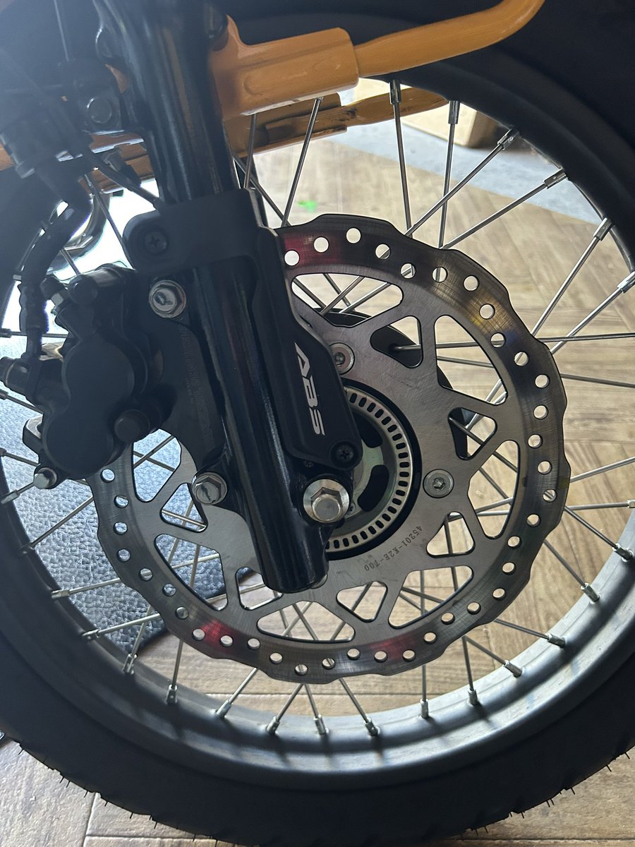 mw5ewSu4lDWKUt4's tweet image. ハンターカブの純正ディスクかTAKEGAWA大口径ディスクローターに交換しました〜👍

#CT125
#ハンターカブ