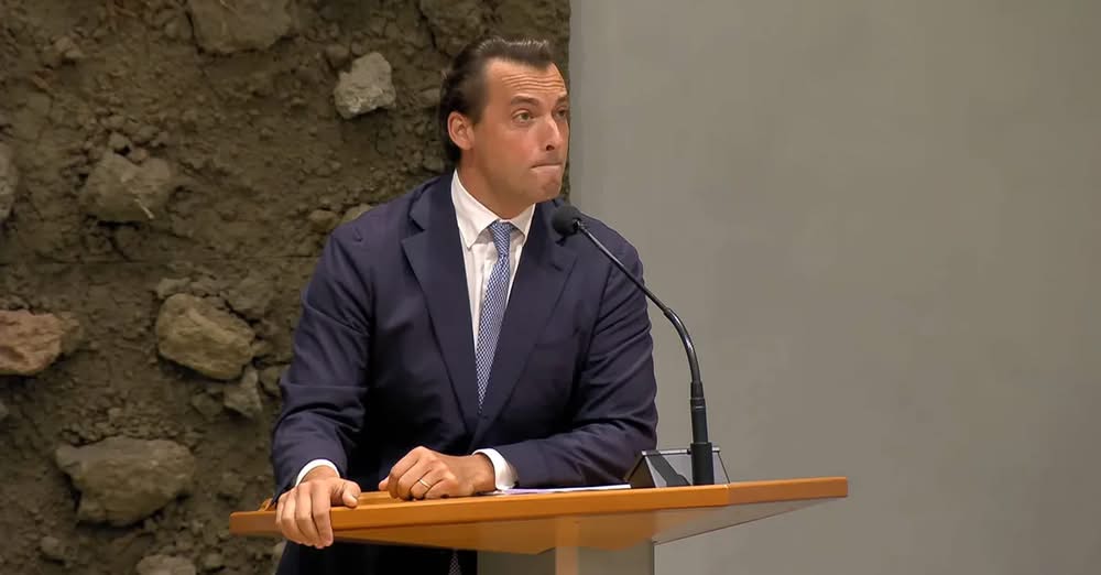 Gisteren debat vertrek NSC. Thiery Baudet mag zijn zegje doen, loopt naar het spreekgestoelte en bijna de hele linker zijde staat op en verlaat de zaal. Zo smerig, maar het was nog net in beeld en voor iedereen te zien. Zie de reactie op het gezicht van Baudet...