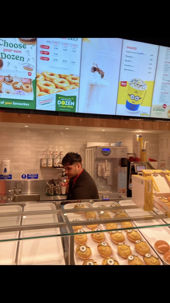 Haliye01's tweet photo. @krispykremeUK Hi Krispy Kreme, please stop hiring immigrants who don’t respect the country’s laws. This person showed me transphobic behavior as soon as I entered the store. For your information, I always treat people with respect, but the moment I walked in to make a purchase, https://t.co/bIGRjIZRJG