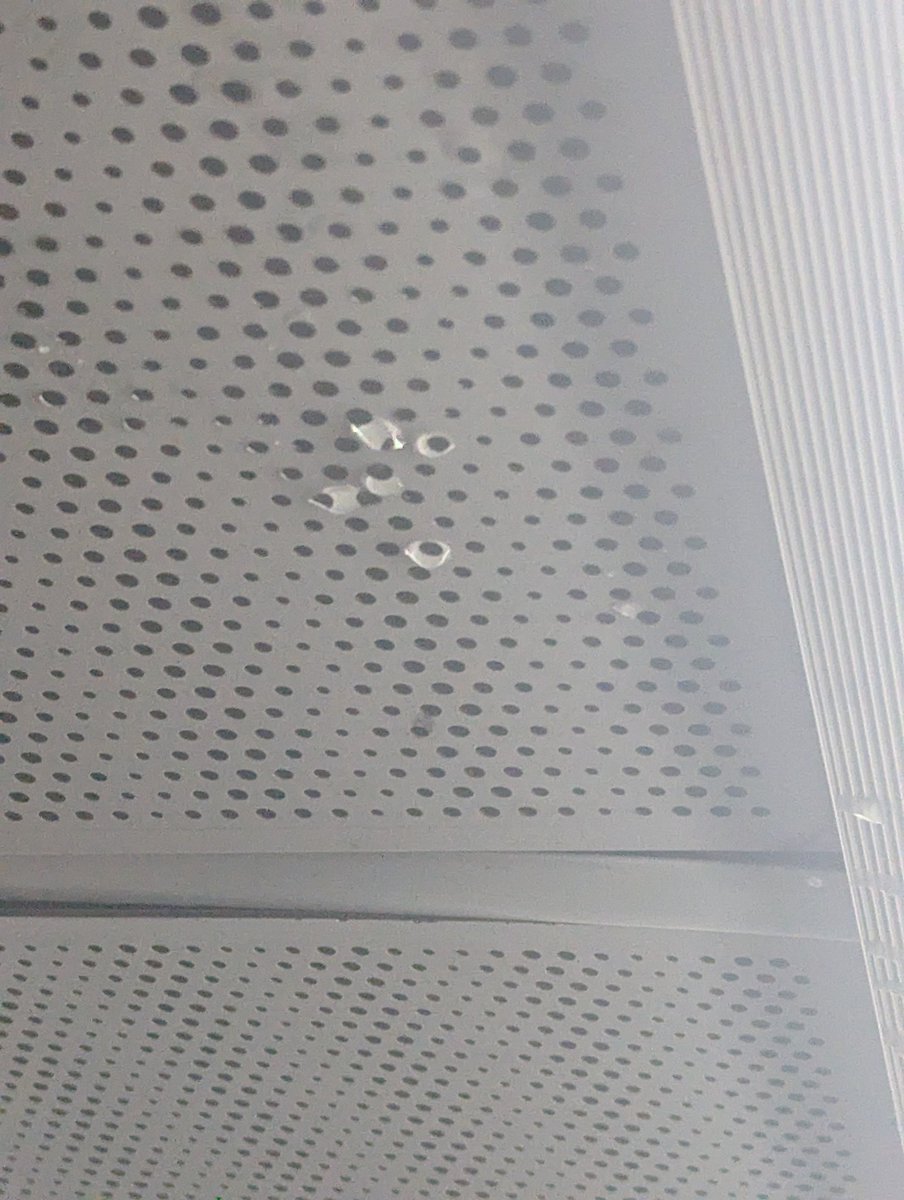 BABUNK's tweet photo. @CPConflu_IDFM Le bus 231596 sur la ligne 1238 laisse passer l'eau de pluie par son toit, a l'arrière du bus ! https://t.co/zO1RPQTMri
