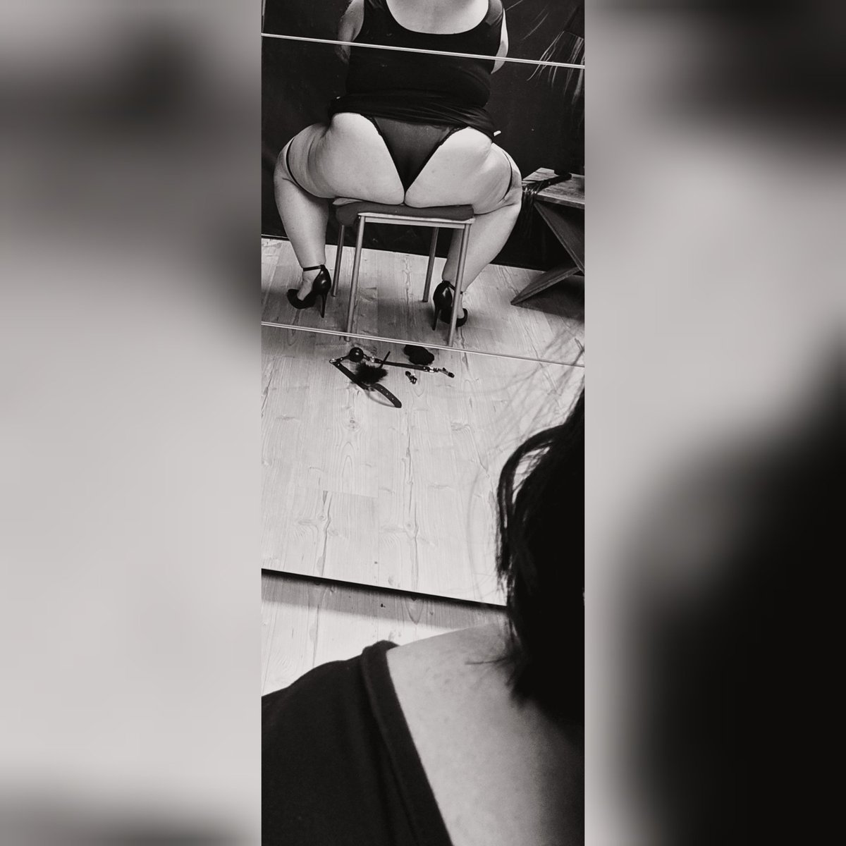 Assise, talons plantés, jouets à mes pieds… qui osera s’agenouiller devant le reflet ? 

 #JeudiTalons 

<a href="/LeBoudoirSecret/">LeBoudoirSecret</a>