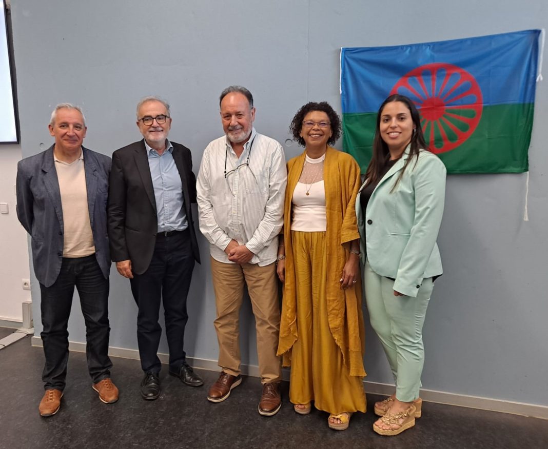 Investigación de Juan Jarque, primer gitano que se doctora en Historia Contemporánea por la <a href="/UJIuniversitat/">Universitat Jaume I</a> con la tesis: «Gitanos en Castellón de la Plana. Avecindamiento forzoso, control y desigualdad (1739- 1978)»
<a href="/gitanos_org_cas/">FSG Castellon</a>